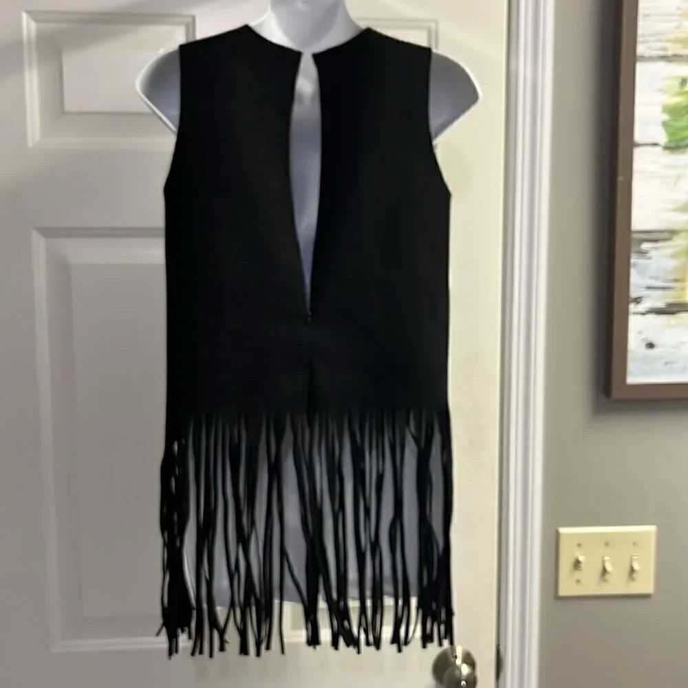 Gracia Black Sleeveless Back Zip Up Western Shell with Bottom Hem Fringe - Picture 7 of 11